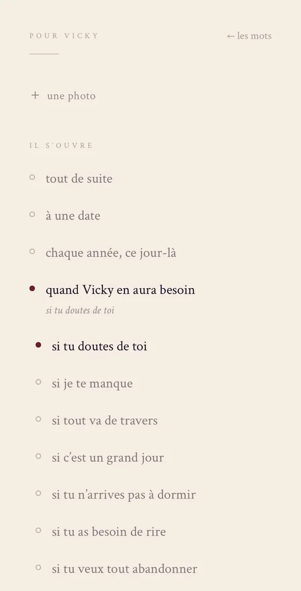 On écrit un mot, on choisit le moment où il s’ouvrira, puis on le scelle